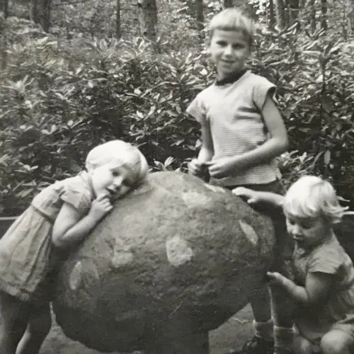 Bijna iedereen heeft wel een herinnering aan de Muzikale Paddenstoel van de Efteling. Deze foto is uit 1959.
